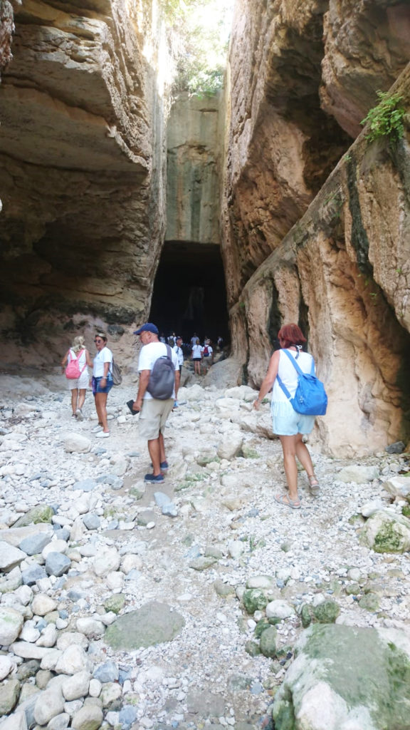 DADD üyesi yat rallicileri sabah kahvaltısının ardından Titus Tüneli, Beşikli Mezar ve diğer tarihi bölgeleri gezdiler.