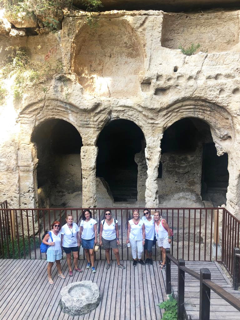 DADD üyesi yat rallicileri sabah kahvaltısının ardından Titus Tüneli, Beşikli Mezar ve diğer tarihi bölgeleri gezdiler.