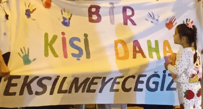 KADIN CİNAYETLERİNE KARŞI MEŞALELERLE YÜRÜDÜLER!