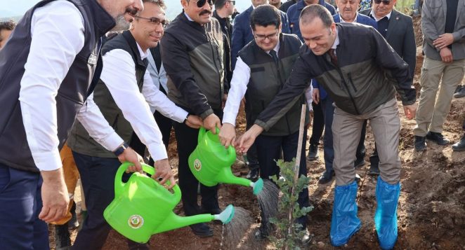 ARSUZ’DA DEPREM ŞEHİTLERİ İÇİN 5 BİN FİDAN TOPRAKLA BULUŞTU