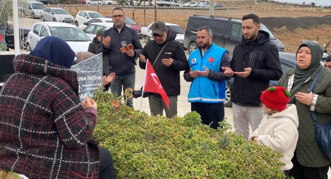 Deprem şehidi Gazeteci Burak Milli’nin annesi oğlunun mezarı başında