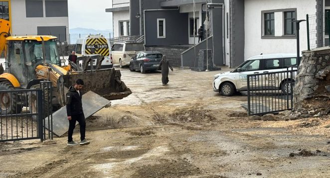 HBB’DEN OKUL ÖNÜNDEKİ ÇAMUR SORUNUNA HIZLI MÜDAHALE