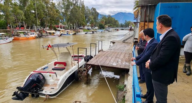 Kaymakam ve Belediye Başkanı Arsuz’da sel baskınının zararlarını inceledi