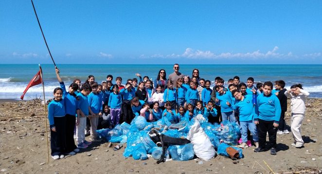Gözcüler Sahili’nde Örnek Davranış: Temiz Çevre İçin El Ele