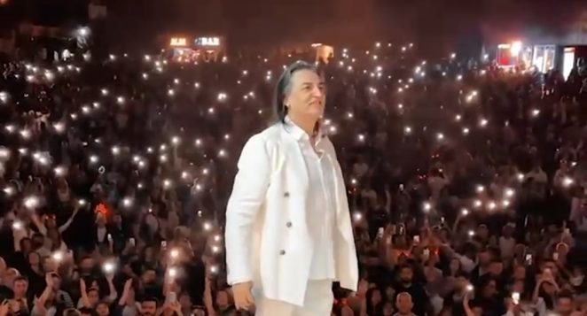 Sanatçı Çelik İskenderun Atatürk Anıtı’nda Depremzedelerle Kucaklaştı