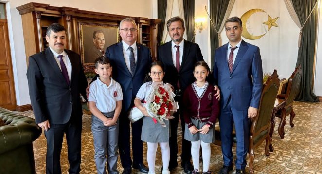 MİNİKLERDEN ANLAMLI ZİYARET: KAYMAKAMLIK MAKAMI ÇOCUKLARA EMANET