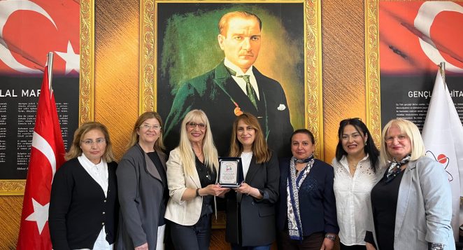 Minik Yüreklerden Büyük Dayanışma: Teknoloji Koleji’ne Anlamlı Plaket