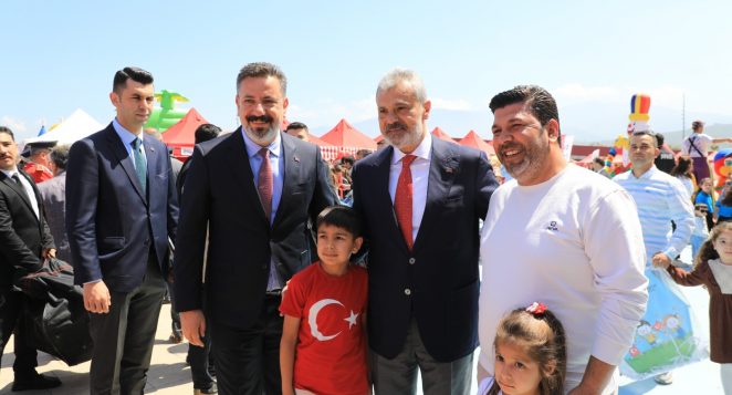 BAŞKAN ÖNTÜRK, 23 NİSAN’I ÇOCUKLARLA KUTLADI
