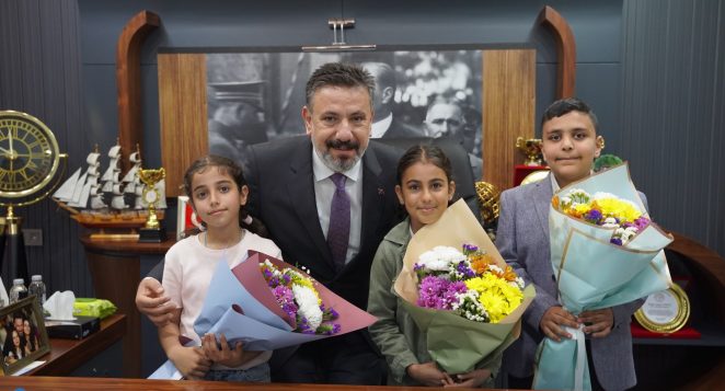 Arsuz’da 23 Nisan’da Başkan koltuğuna oturdu! Söz ve Yetki çocuklarda!