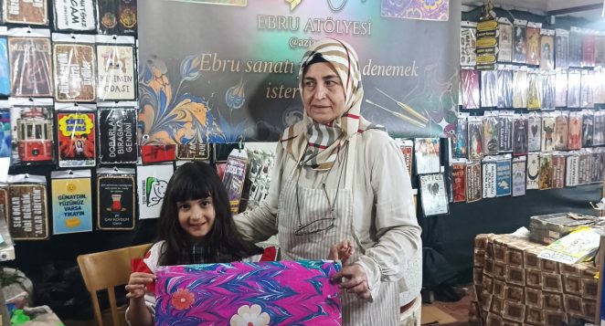 AZİZE ALKAÇ ÇOCUKLARA EBRU AŞKINI AŞILIYOR