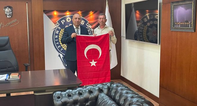 İskenderun Madeni İşleri Esnaf Odası’ndan İlçe Emniyet Müdürü Ekici’ye Türk Bayrağı