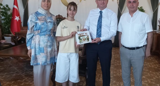Depremin Ardından Kaleme Sarıldı, Küçük Yazar Kitabını Kaymakam Önder’e Takdim Etti