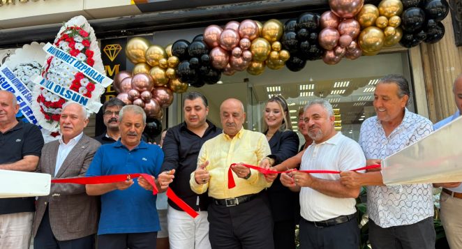 Hüseyin Mücevherat İskenderun’da yeni konseple Açıldı Kurdeleyi Oda Başkanı Uğur Fırat ve vekil Karasayar kesti