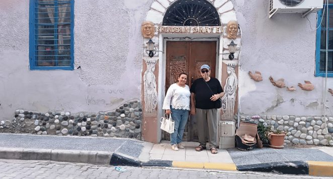 İSKENDERUN’DA SANATA ADANMIŞ BİR ÖMÜR: SELAHATTİN DENİZ’İN ATÖLYESİNDE SANATIN İZİNİ SÜRDÜK