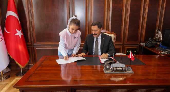 Genç Yazar Beren Bilgin’den Vali Masatlı’ya Anlamlı Hediye