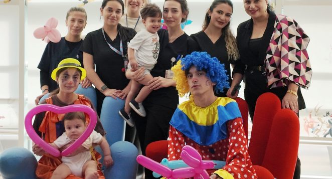 PALMİYE HASTANESİ’NDE ÇOCUKLARA RENKLİ SÜRPRİZ